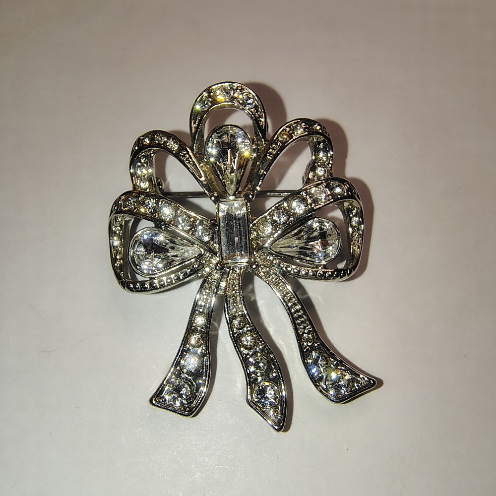 Signed Monet Crystal Bow BroochSilver Tone Vintage DesignerDescriptio - Picture 5 of 5